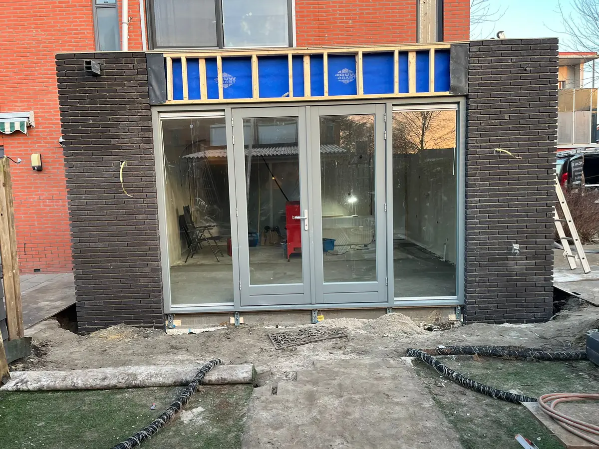 Aanbouw in aanbouw, kozijnen geplaatst