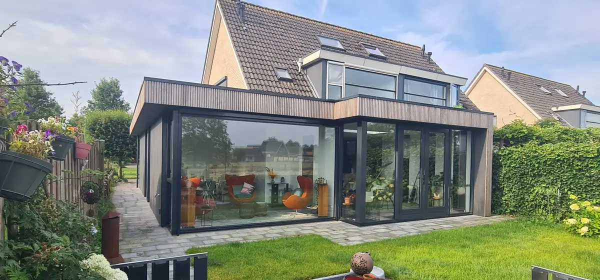 Moderne aanbouw met hout en glas