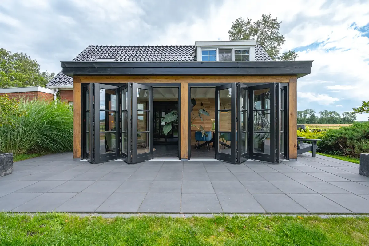 Aanbouw met openslaande stalen deuren