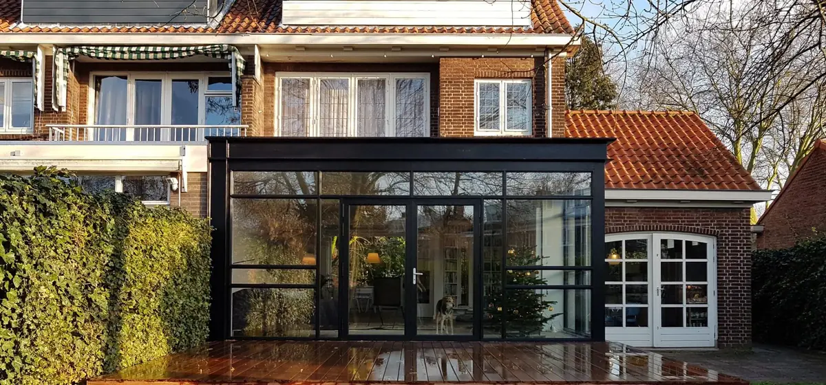 Zwarte aanbouw met groot glas